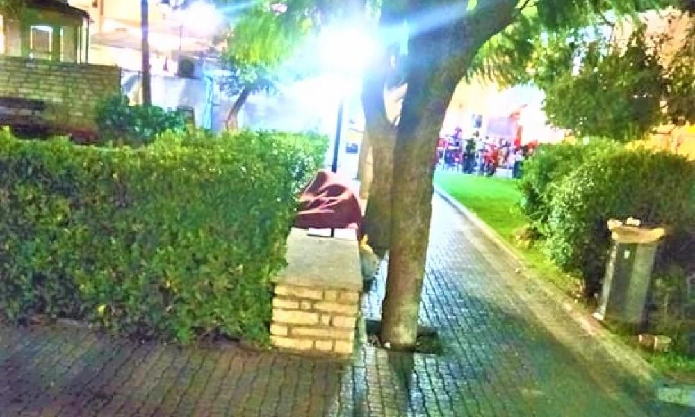 Ρέθυμνο: Δύο κοπέλες αφήνουν μία «σακούλα Ανθρωπιάς» σε άστεγο